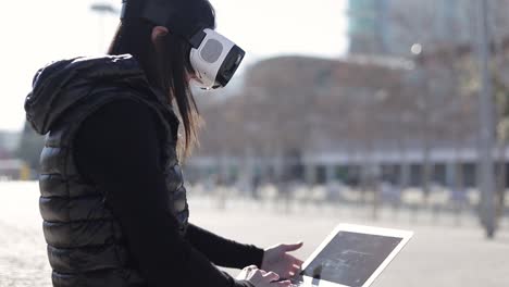 Fokussierte-Frau-Im-VR-Headset-Mit-Laptop
